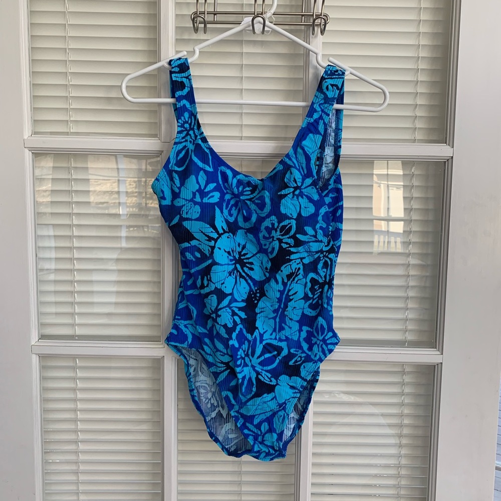 🌸 LADIES SWIMSUIT